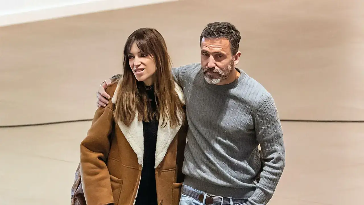 Sara Carbonero y su novio, Nacho Taboada, pasean juntos. Ella lleva un abrigo marr&oacute;n con borrego y &eacute;l un jersey gris.