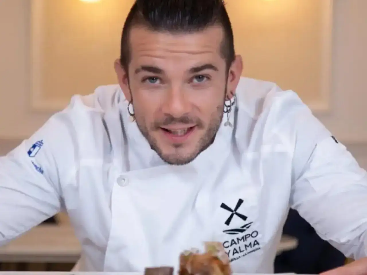 Carlos Maldonado, chef con estilo, presenta un plato gourmet.