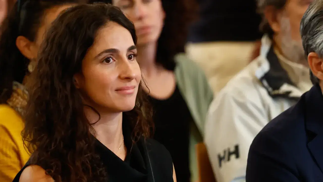 Xisca Perelló, con su mirada atenta y una sonrisa sutil, asiste a un evento.