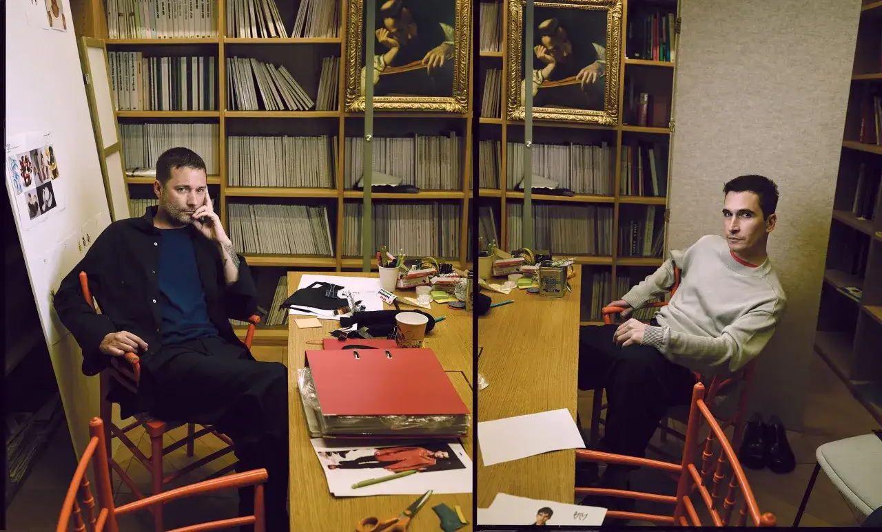 Lázaro Hernández, rodeado de libros y arte, reflexiona en su estudio.