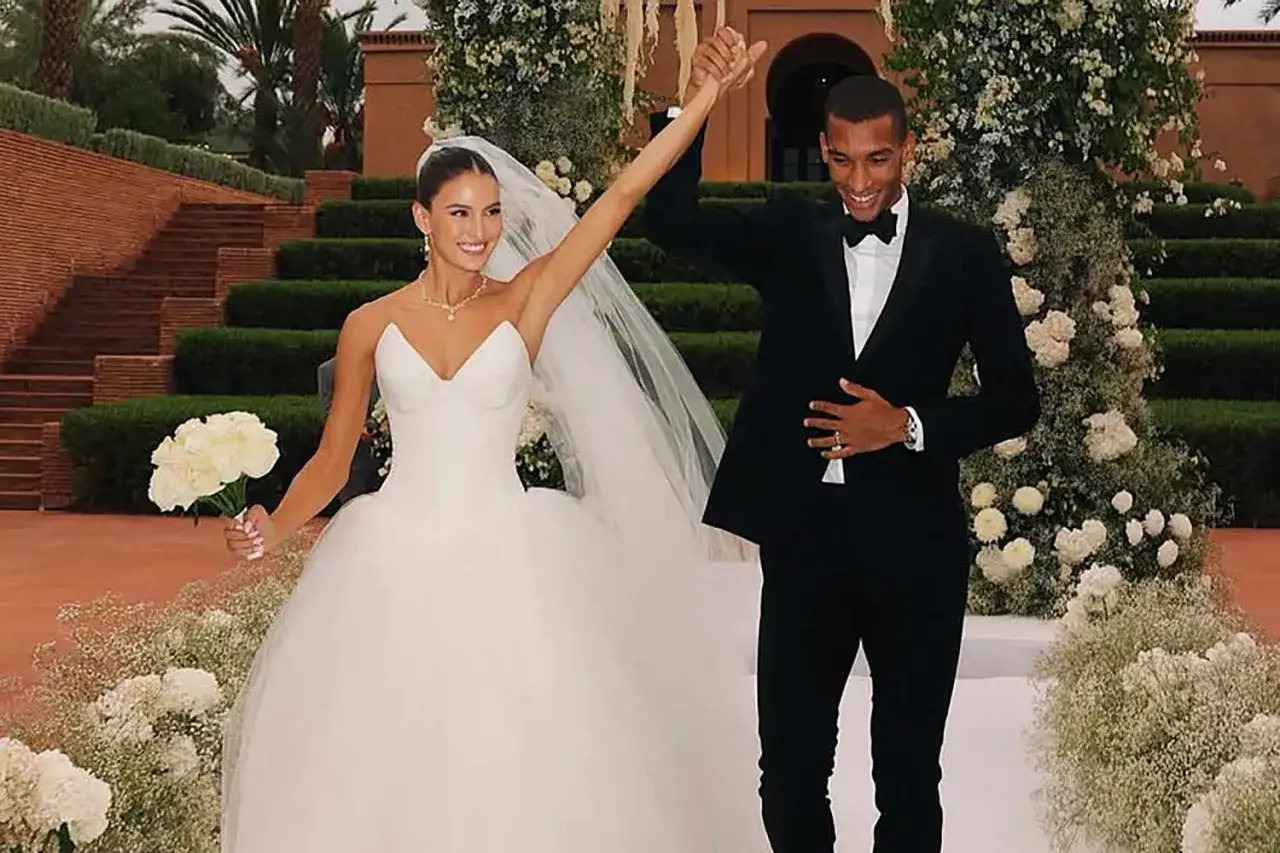 Novia de Félix Auger-Aliassime, radiante en su boda, camina de la mano con su esposo.