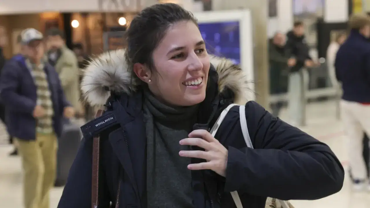 Teresa Urquijo y Moreno sonríe, abrigada con una parka de pelo, lista para su viaje.