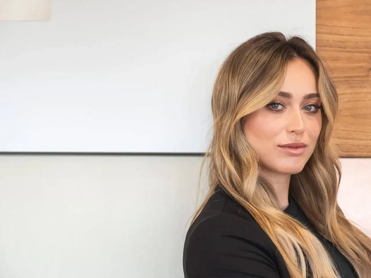La belleza de Paula Badosa, con su melena rubia y mirada penetrante, irradia confianza y elegancia.
