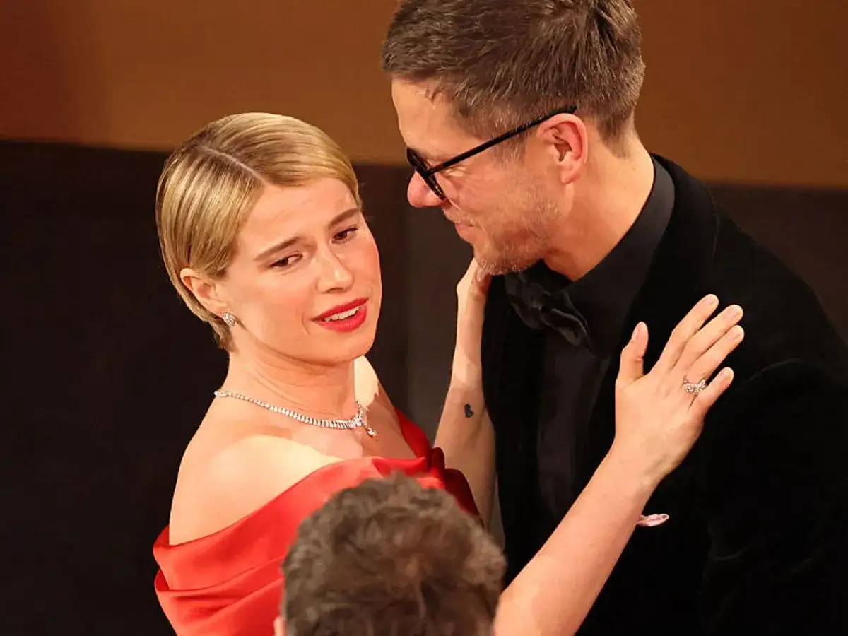 Jessie Buckley y su pareja, un momento íntimo y emotivo en la alfombra roja.
