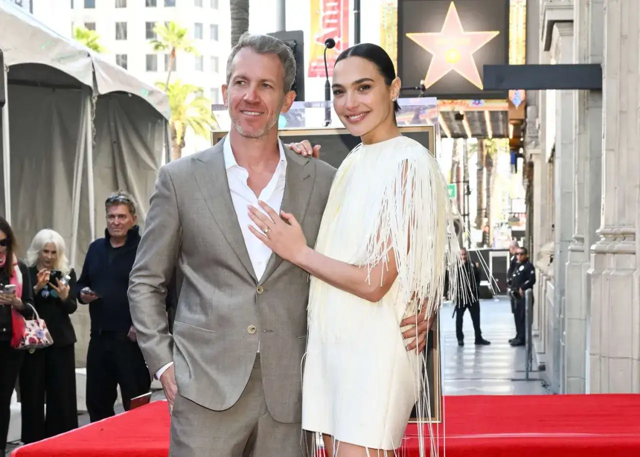 Yaron Varsano y Gal Gadot celebran en la alfombra roja, con el Paseo de la Fama de Hollywood de fondo.