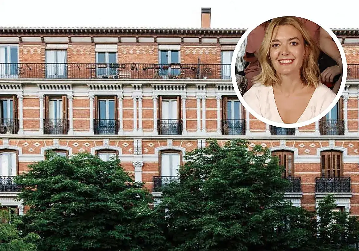 Marta Ortega Pérez sonríe frente a un edificio de ladrillo con balcones y árboles frondosos.