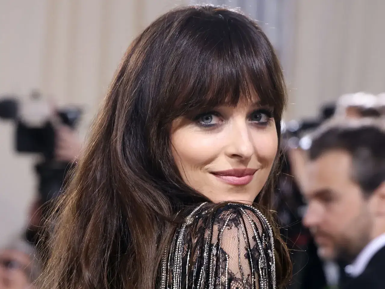 Mujer con cabello casta&ntilde;o y flequillo desordenado, un estilo que resalta diferentes tipos de flequillo.