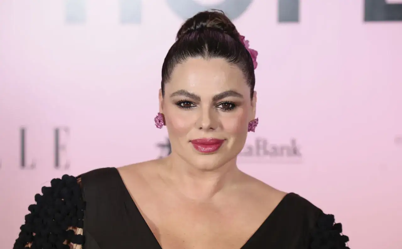 Marisa Jara, antes delgada, luce un peinado recogido y pendientes florales rosas.