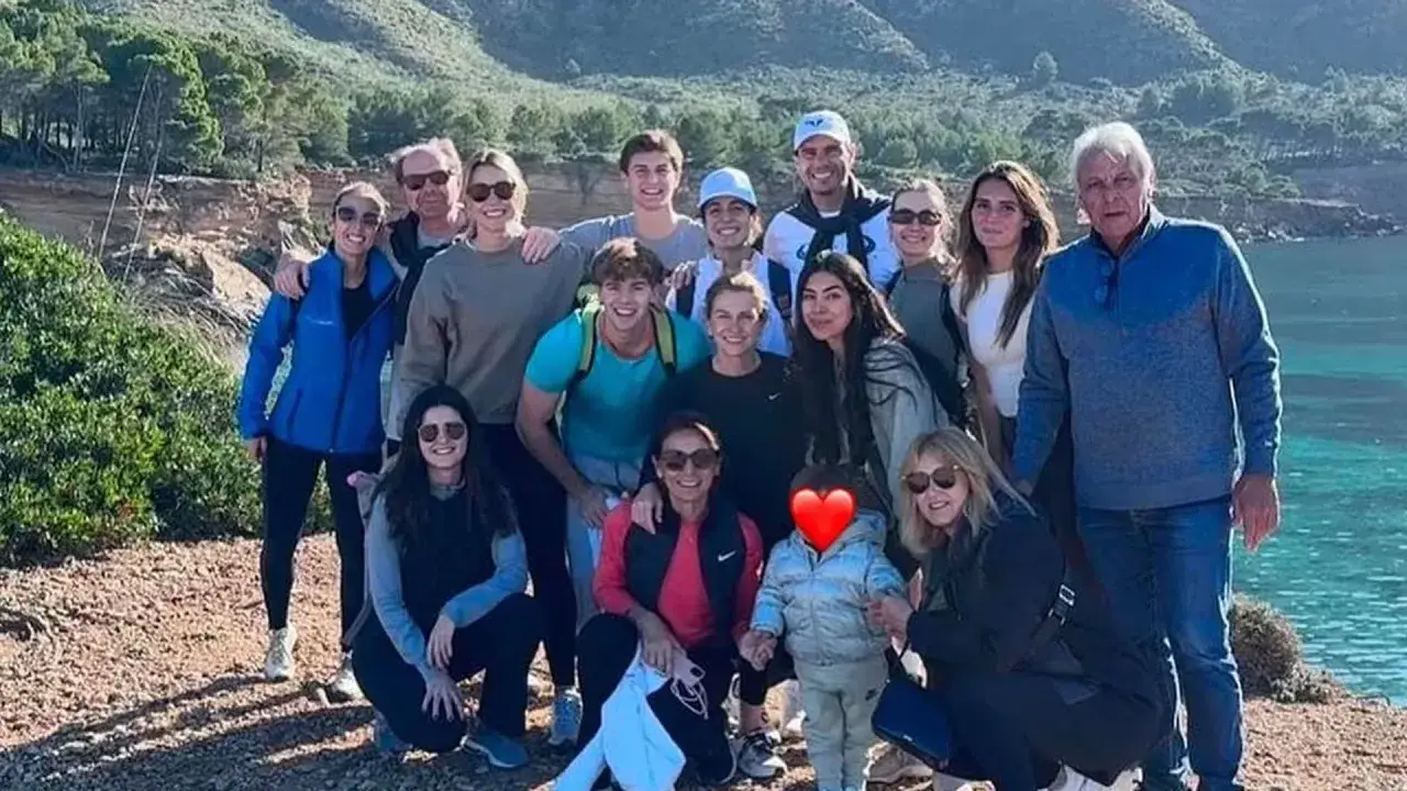 Familia reunida en un paseo, incluyendo a un hijo Nadal, disfrutando del paisaje costero.