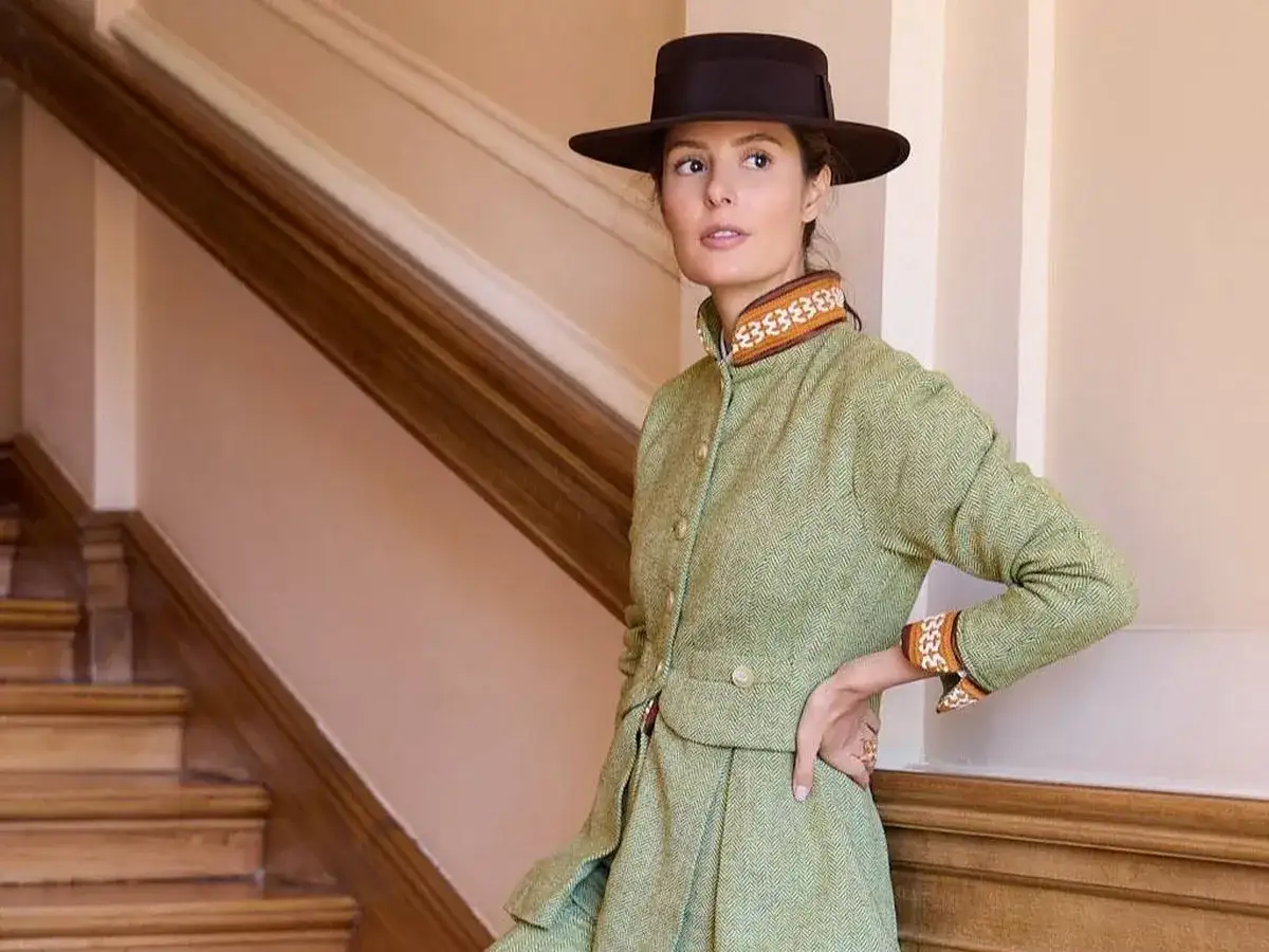 Mar&iacute;a de la Orden, con sombrero y chaqueta verde de tweed, posa junto a una escalera de madera.