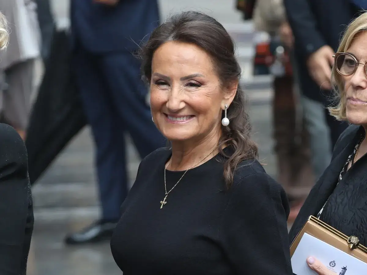 Paloma Rocasolano sonríe con un pendiente de perla y un collar con cruz.