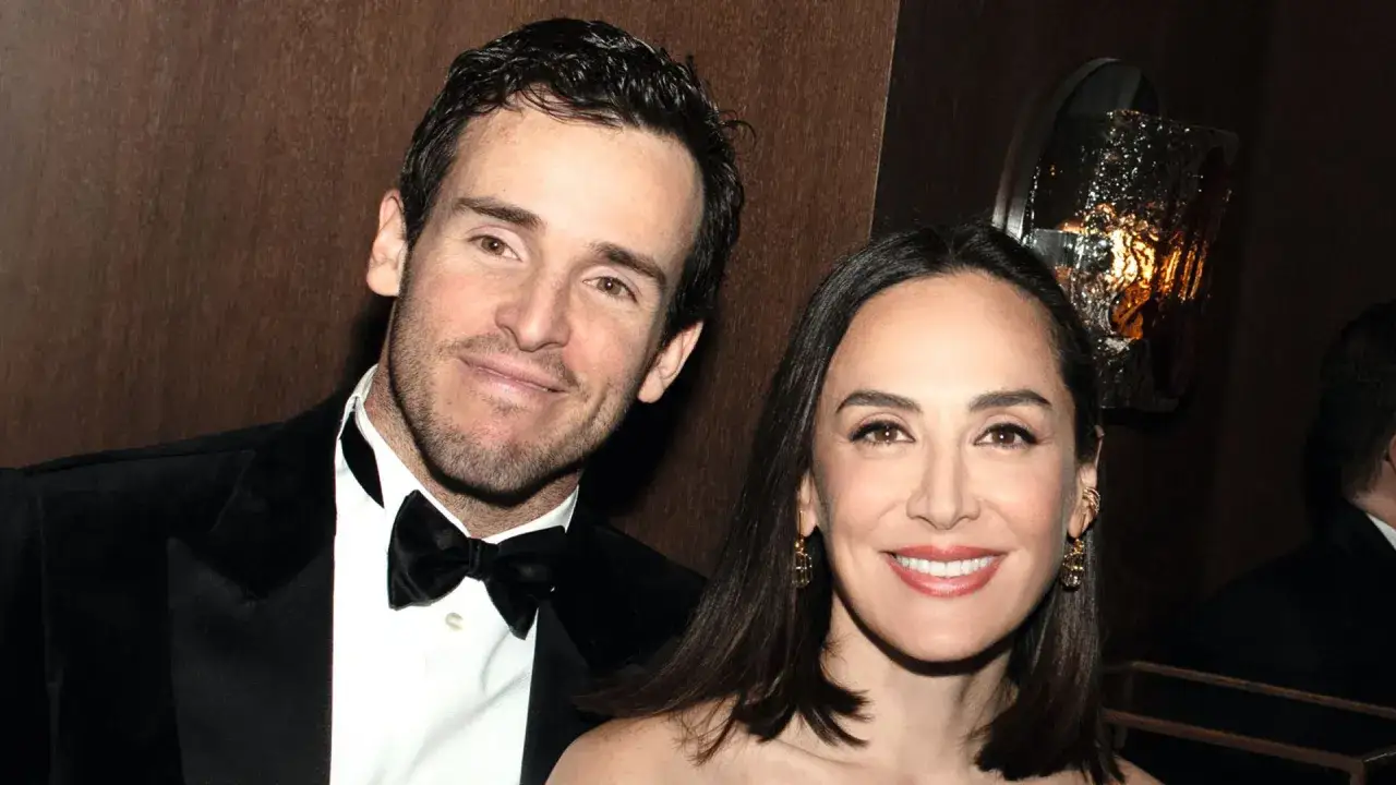 Tamara Falc&oacute; e I&ntilde;igo Onieva, sonrientes y elegantes, posan juntos en un evento.