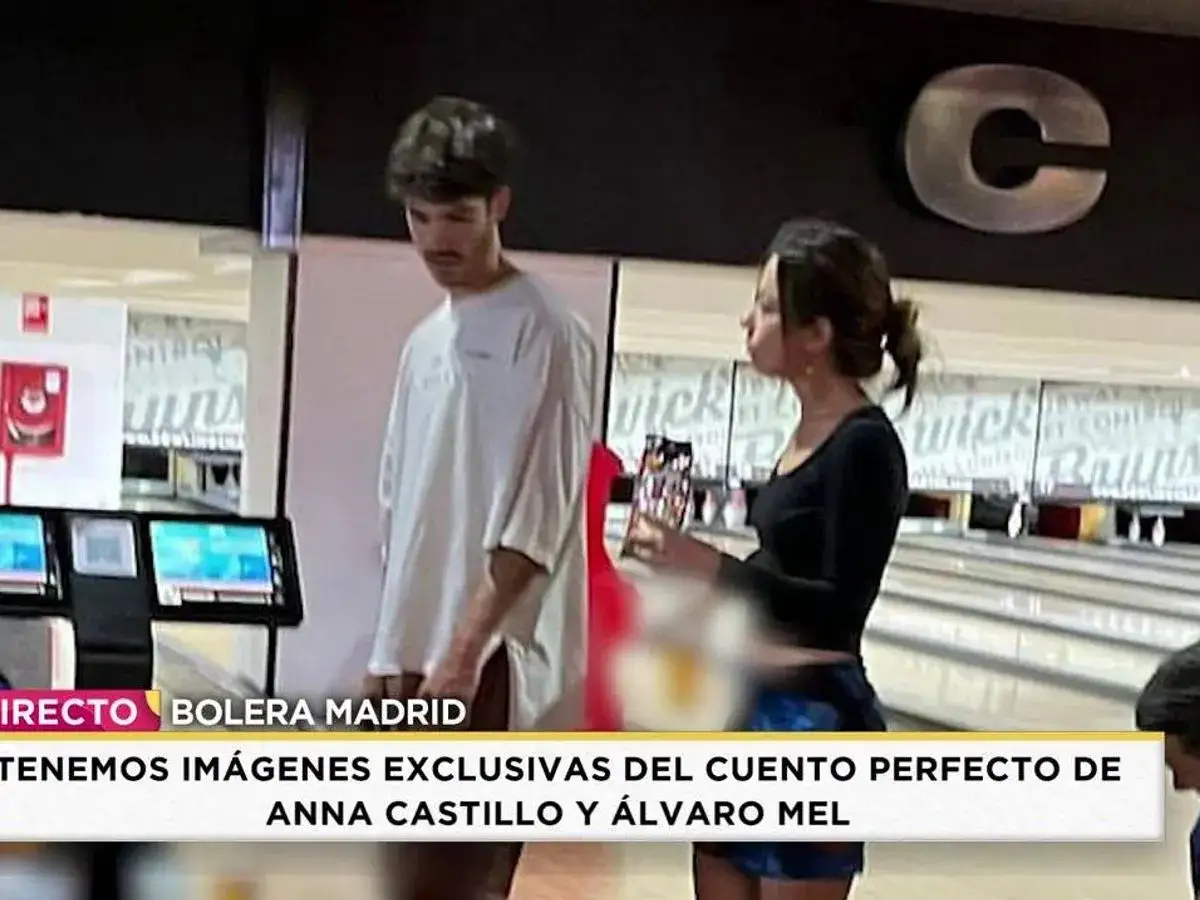 Anna Castillo y Álvaro Mel disfrutan de una tarde de bolos en Madrid.