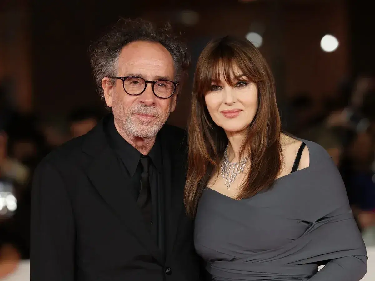 Tim Burton y Monica Bellucci, una pareja ic&oacute;nica, posan juntos.