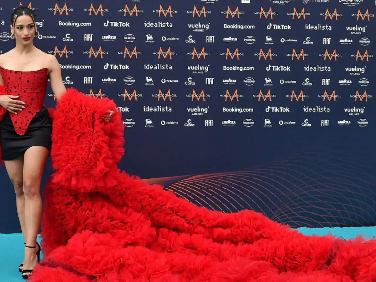 Chanel, la cantante, deslumbra con un espectacular vestido rojo voluminoso y un corsé de lunares.