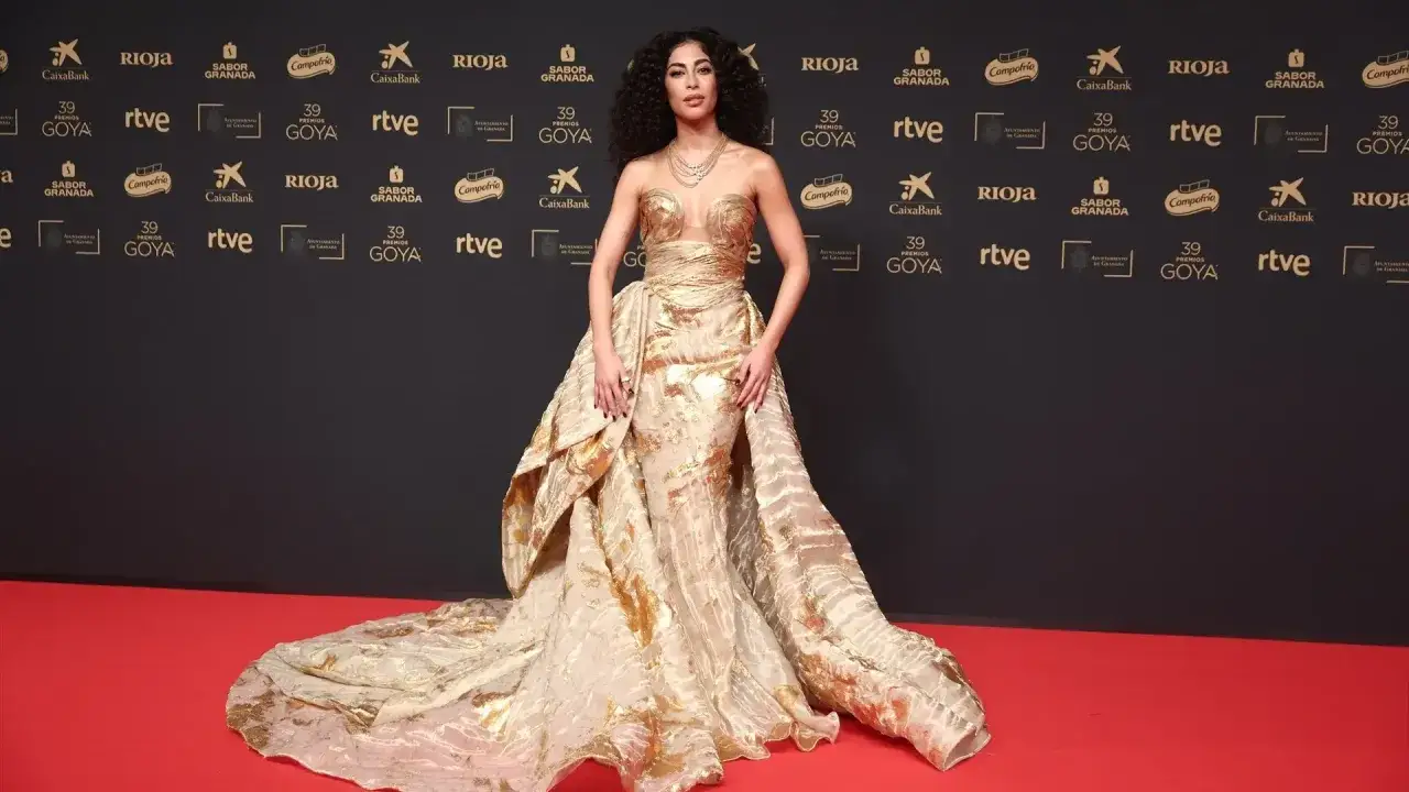 Mina El Hammani deslumbró con un vestido dorado de ensueño en la alfombra roja de los Goya, luciendo radiante.