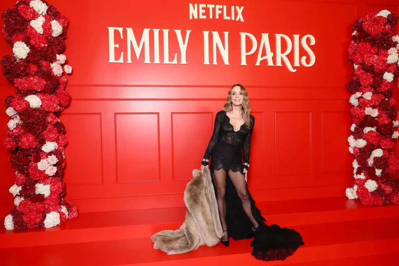 Philippine Leroy-Beaulieu, deslumbrante con un vestido negro de encaje, posa ante el logo de 