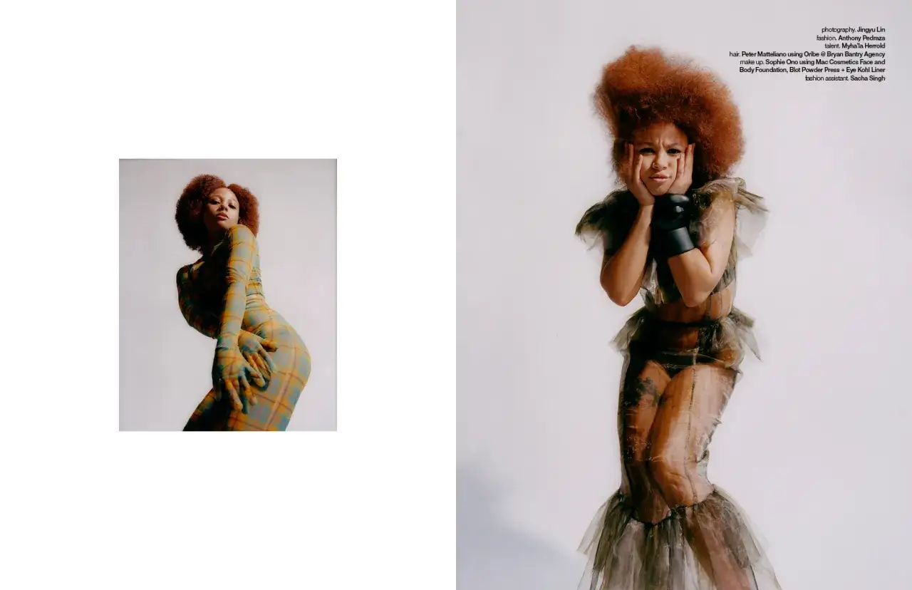 Myha'la Herrold posa con un vestido transparente y voluminoso, con el pelo afro y las manos en la cara.