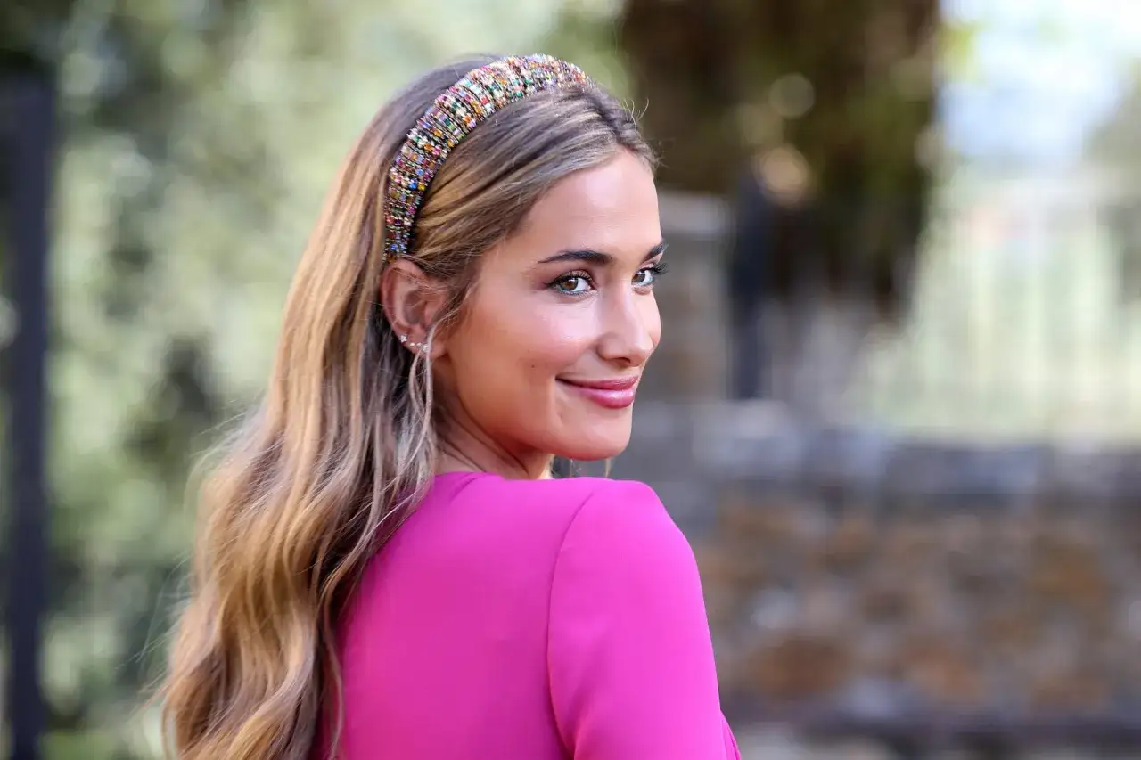 Peinados para bodas: melena suelta con ondas suaves y diadema de pedrería, ideal para invitadas.