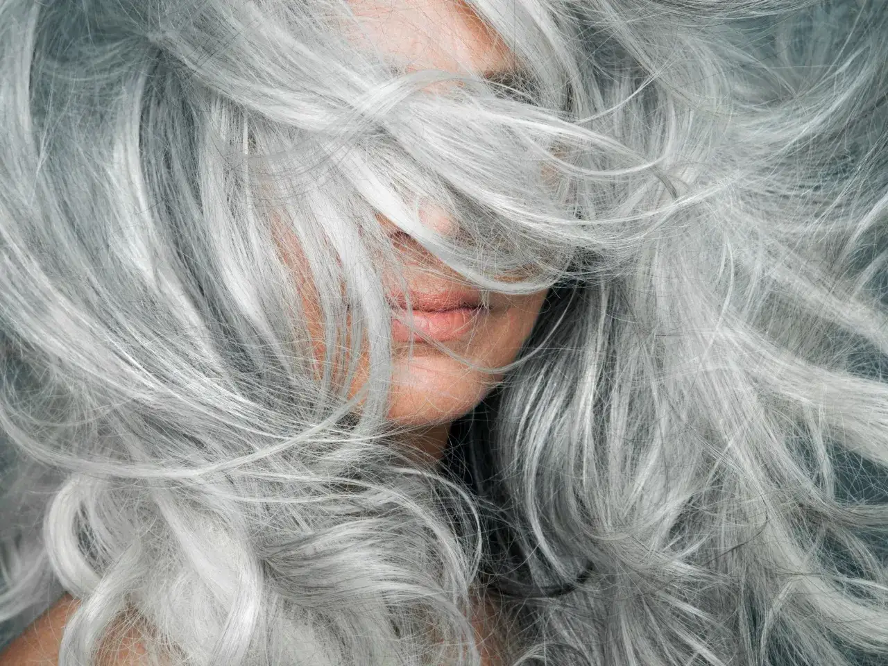 Cabello plateado y sedoso, como un ba&ntilde;o de color para canas que realza la belleza natural.