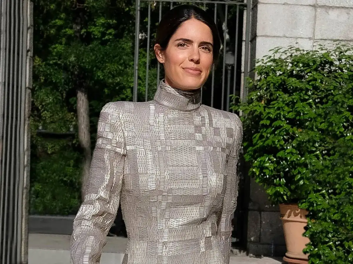 Sofía Palazuelo, duquesa de Huéscar, luce un elegante vestido con estampado geométrico en un jardín.