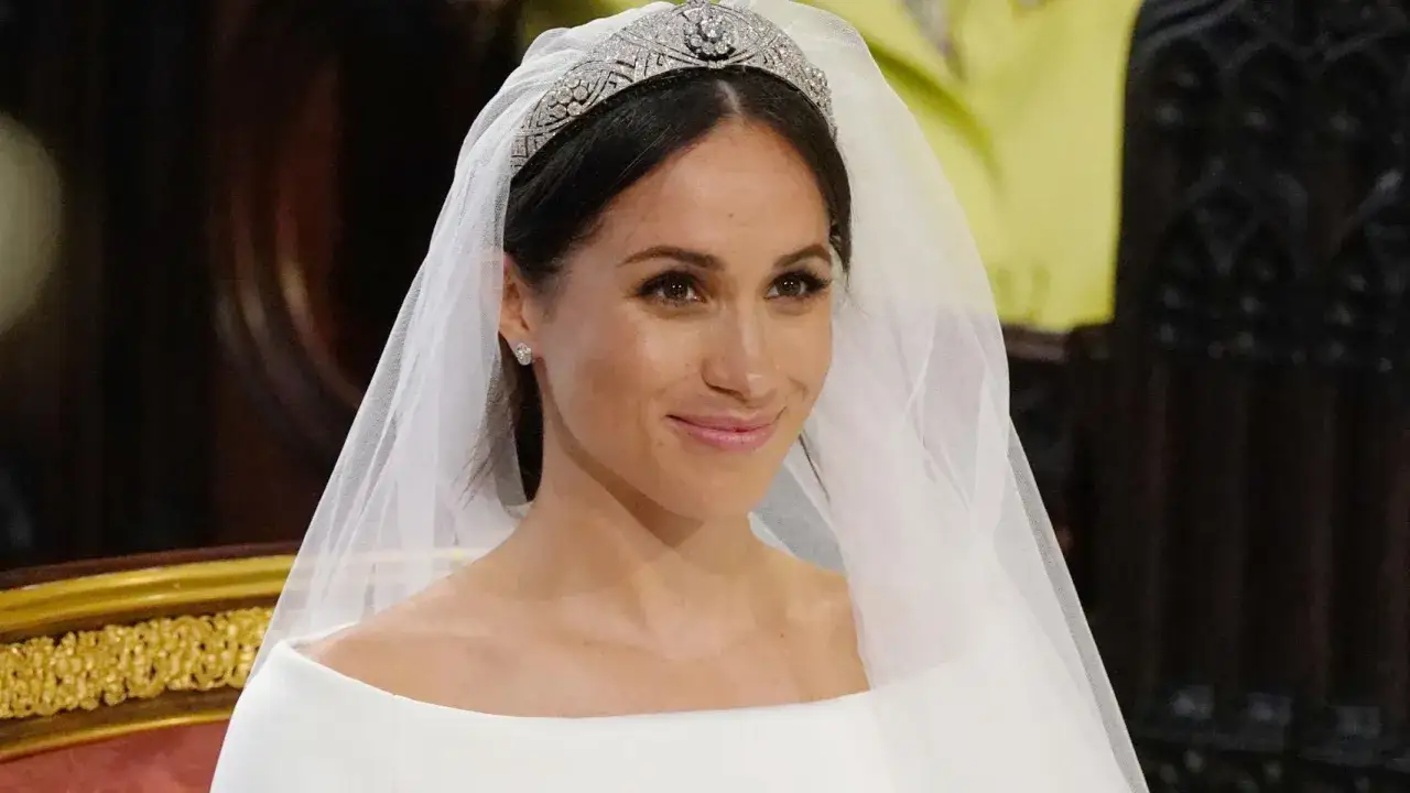 Meghan Markle, radiante en su boda, con velo y tiara deslumbrante.