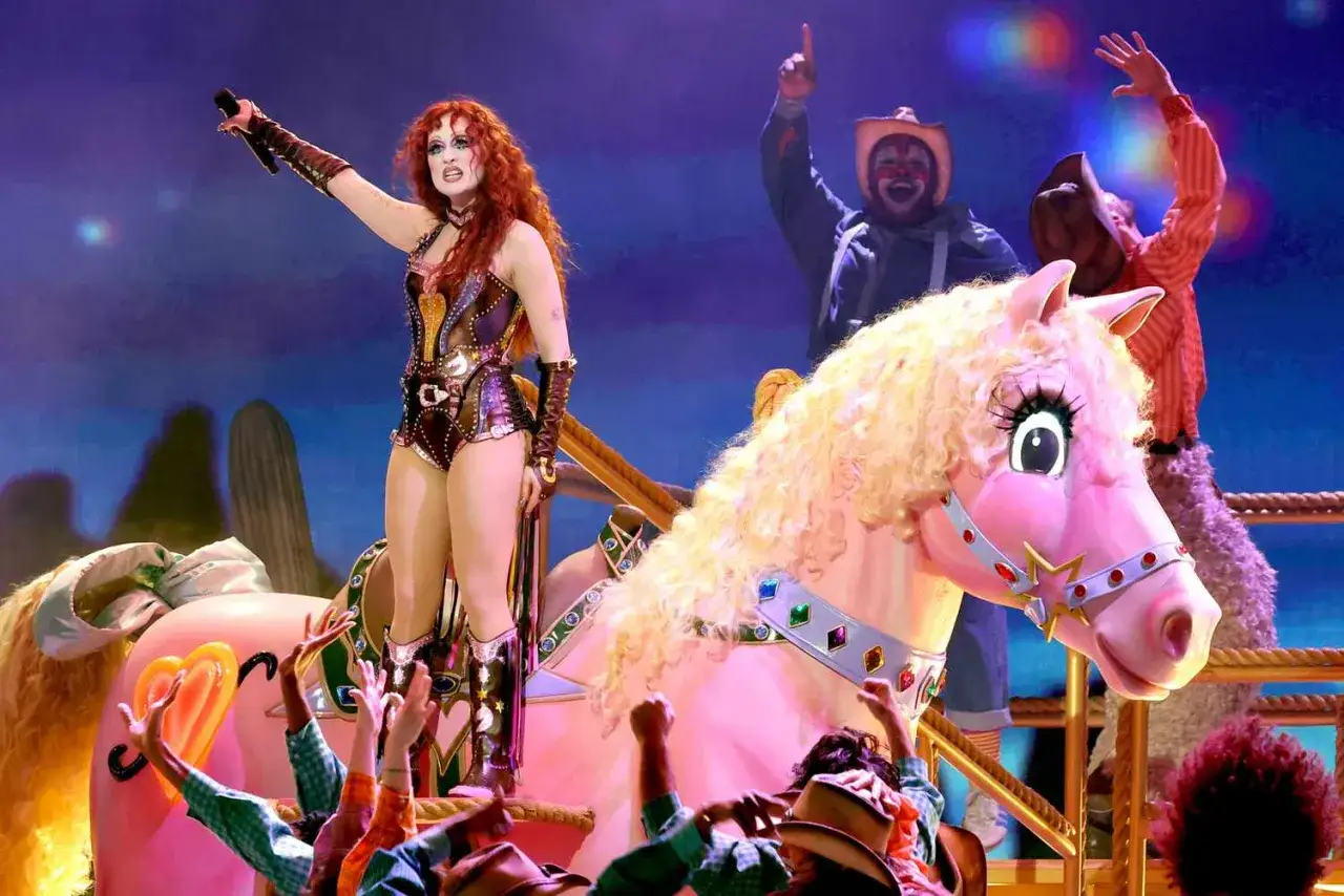 Chappell Roan, con su icónico estilo western, canta en un escenario con un caballo rosa y bailarines, evocando una actuación memorable en los Grammy.