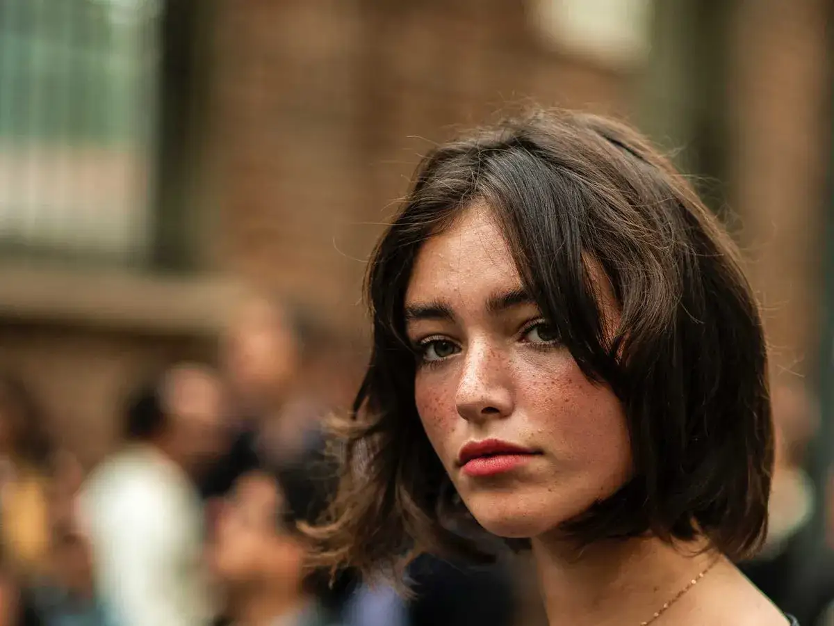 Chica con pecas y un corte de pelo moderno, ideal para cortes de pelo para cara ovalada.