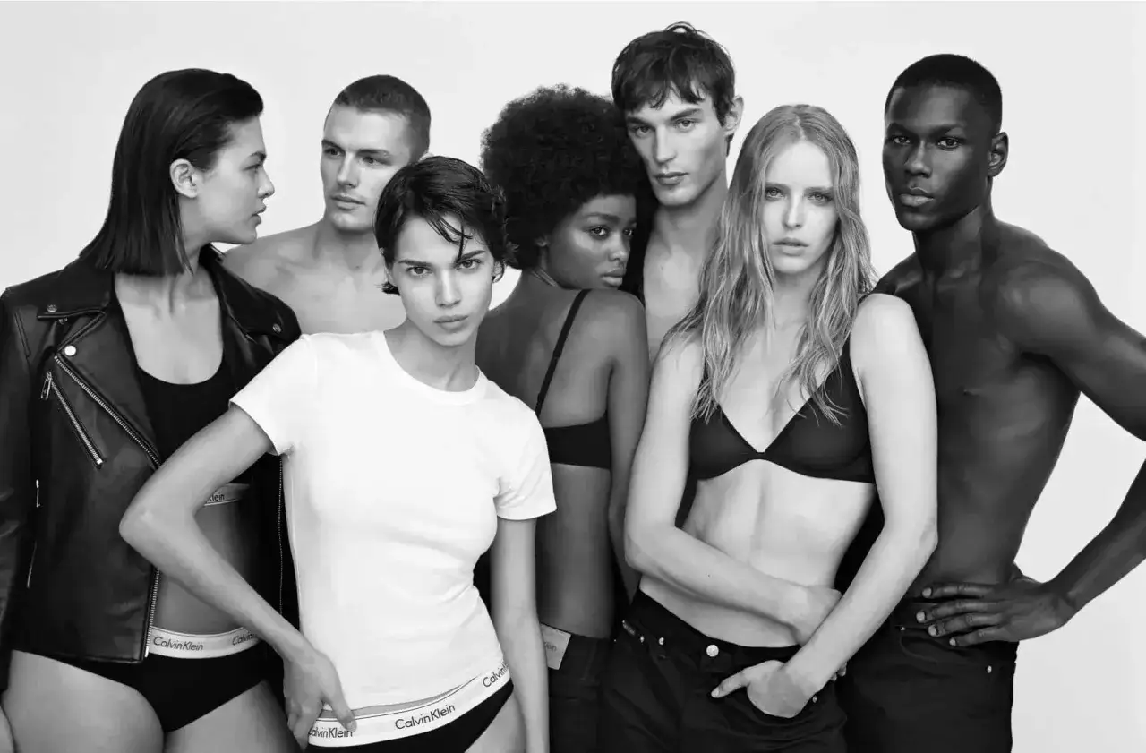 Grupo diverso de modelos luciendo ropa interior y jeans de Calvin Klein (dise&ntilde;ador).