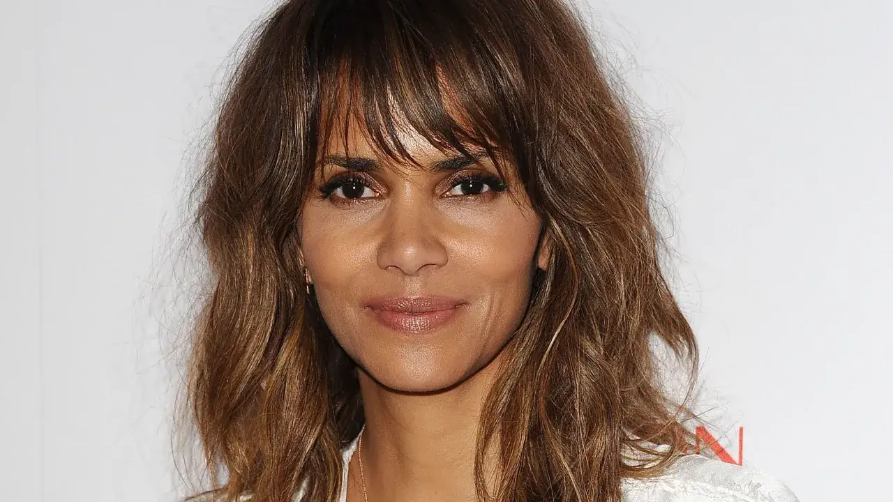 Halle Berry luce un favorecedor shaggy corte con mechones casta&ntilde;os y un maquillaje sutil.