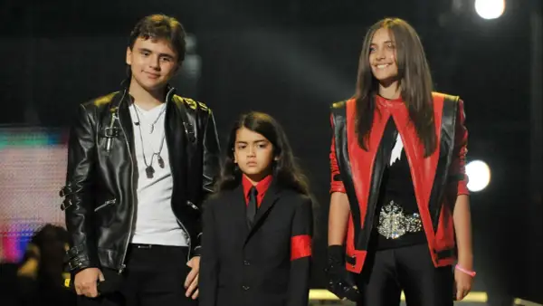 Los hijos de Michael Jackson, Prince, Blanket y Paris, posan en el escenario.