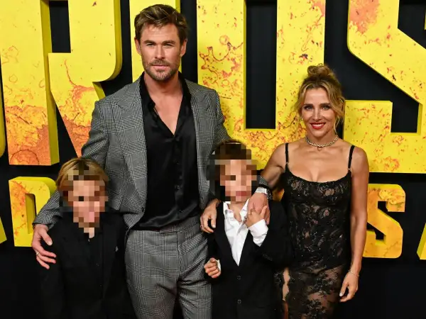 Chris Hemsworth con su esposa e hijos, los hijos de Chris Hemsworth, posan en una alfombra amarilla.