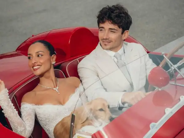 Charles Leclerc y su novia, radiantes en un coche rojo, celebran su amor con un tierno golden retriever.