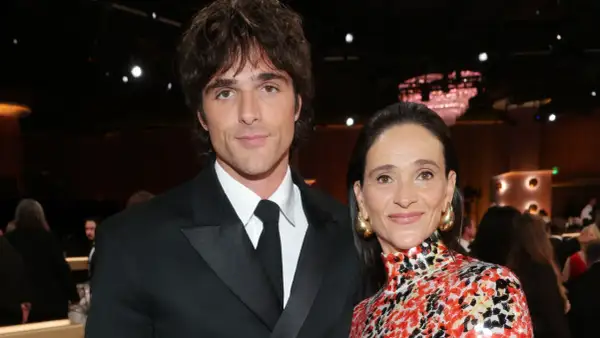 Jacob Elordi y su posible jacob elordi girlfriend, ambos elegantes en un evento.