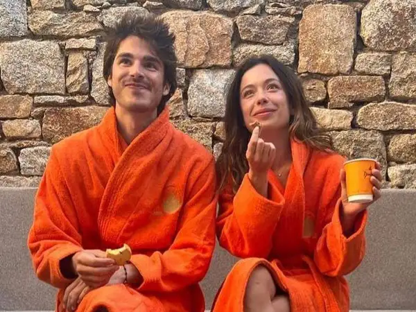 Anna Castillo y su pareja disfrutan de un momento relajado con batas naranjas, galletas y café.