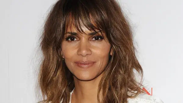 Halle Berry luce un favorecedor shaggy corte con capas y flequillo desordenado, enmarcando su rostro.