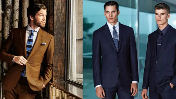 Tres hombres con trajes elegantes, perfectos para un dress code cocktail hombre. Uno luce un traje marrón con corbata a rayas, los otros dos, trajes azul marino.