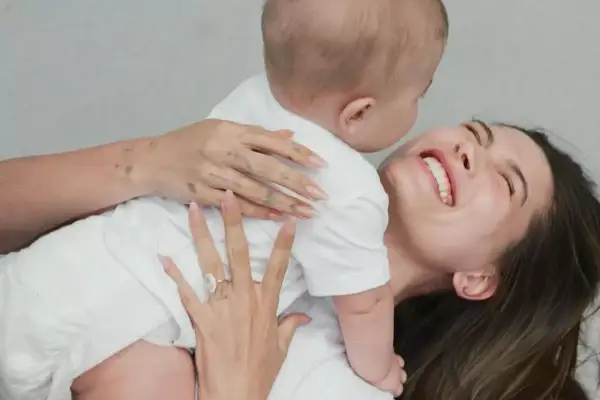 Hailey Bieber ríe mientras abraza a su hijo, un momento tierno que recuerda a la familia de Justin Bieber hijo.