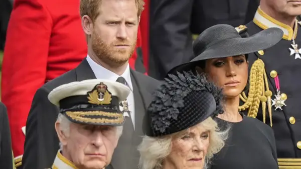 Meghan y Harry, junto a la realeza, en un solemne evento.
