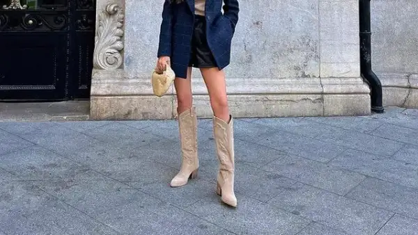 Estilo urbano chic: cómo combinar botas cowboy con un blazer y shorts de cuero para un look moderno.