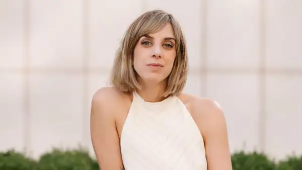 Analia Plaza, una mujer con cabello rubio y ojos azules, mira a la cámara con una expresión serena.