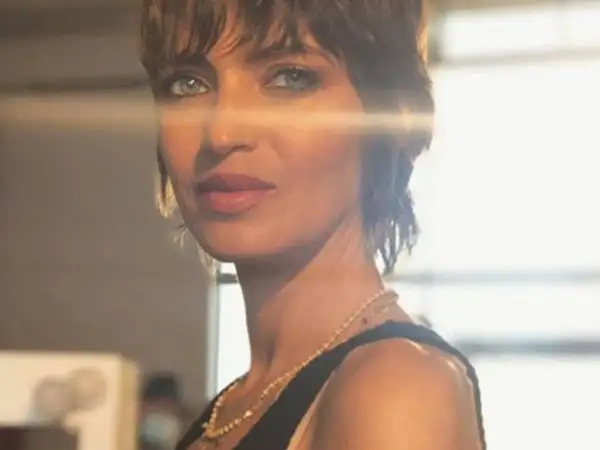 Sara Carbonero con pelo corto y un collar dorado.