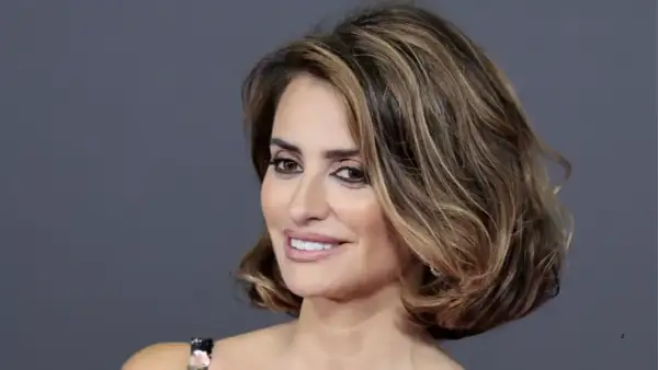 Penélope Cruz luce unos elegantes peinados pelo corto con ondas suaves y reflejos rubios, resaltando su mirada.