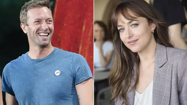 Chris Martin sonríe con una camiseta azul, mientras Dakota Johnson posa con un blazer a cuadros.