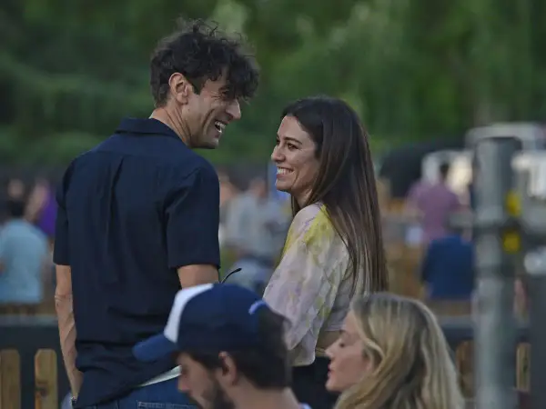 Javier Rey y Blanca Suárez ríen juntos al aire libre, compartiendo un momento cómplice.