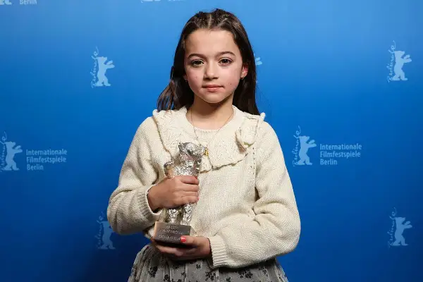 Sofia Otero, joven actriz, posa con su Oso de Plata en el Festival de Cine de Berlín.