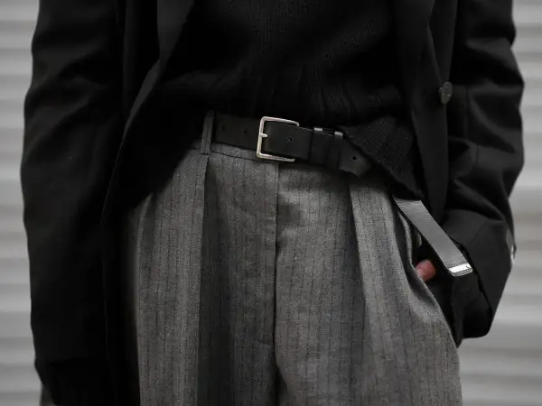 Look elegante con este outfit: cómo combinar pantalón raya diplomatica mujer con blazer negro y jersey.
