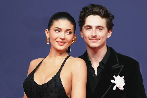 Timothée Chalamet y su pareja, Kylie Jenner, posan juntos en un evento.