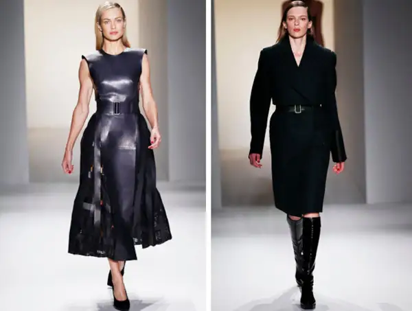 Modelos desfilan creaciones de Calvin Klein (diseñador): un vestido de cuero negro con falda plisada y un conjunto de abrigo y falda en tono oscuro con botas altas.